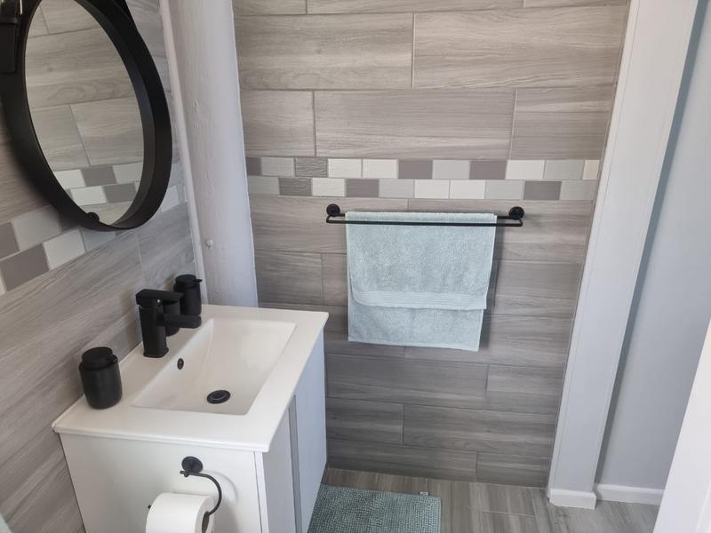 To Let 6 Bedroom Property for Rent in Outeniqua Strand Western Cape